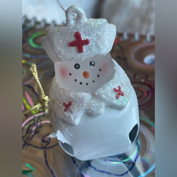 Lot 7 ornaments: Blown glass mandolin/pinecone/icicles/Red Cross snowman bell - Picture 7 of 9